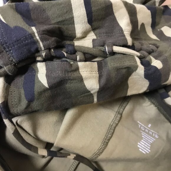 TORRID - WOMEN'S 2 - GREEN CAMO COTTON BLEND LEGGINGS - Picture 4 of 4